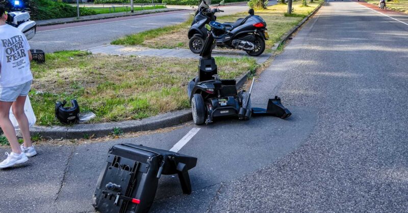 Scootmobiel total loss na aanrijding in Enschede, bestuurder naar ziekenhuis