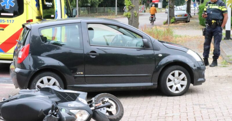 Scooterbestuurder gewond bij aanrijding met auto op Deurningerstraat in Enschede