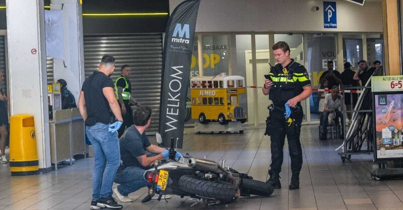 Man op motor rijd Irenepromenade binnen, bezoekers via magazijn naar buiten