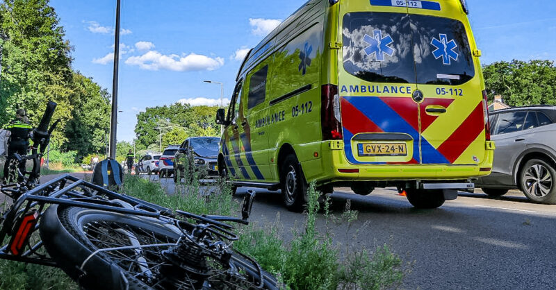 Fietser gewond en naar het ziekenhuis bij harde aanrijding met auto, Vlierstraat in Enschede afgeslo
