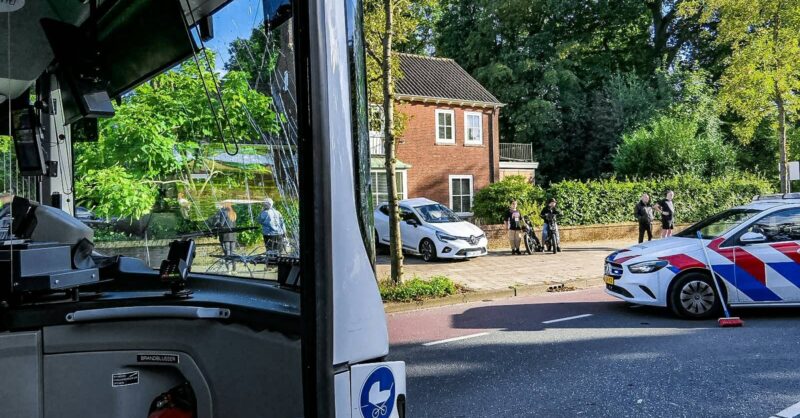 Ravage na botsing tussen bus en auto op Gronausestraat in Enschede