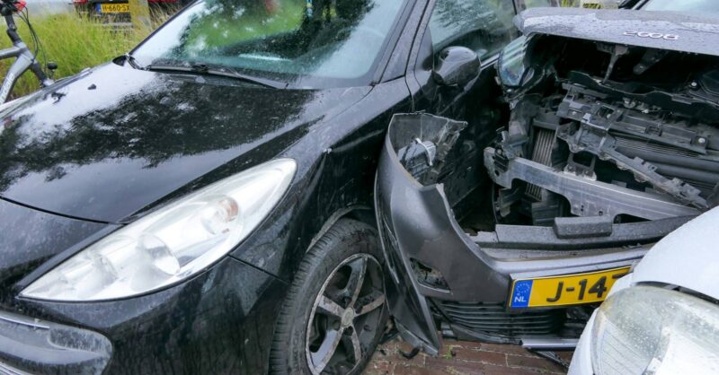 Bestuurder die zondagmiddag een ravage aanrichtte in Enschede geboeid afgevoerd en een fatbiker naar