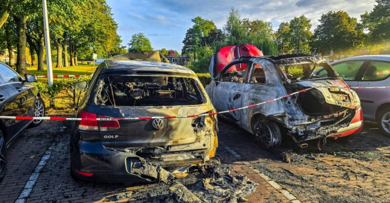 Twee auto's verwoest door brand in Enschede