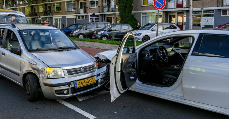 Auto botst tijdens inhaalactie op busje en tegenligger in Enschede