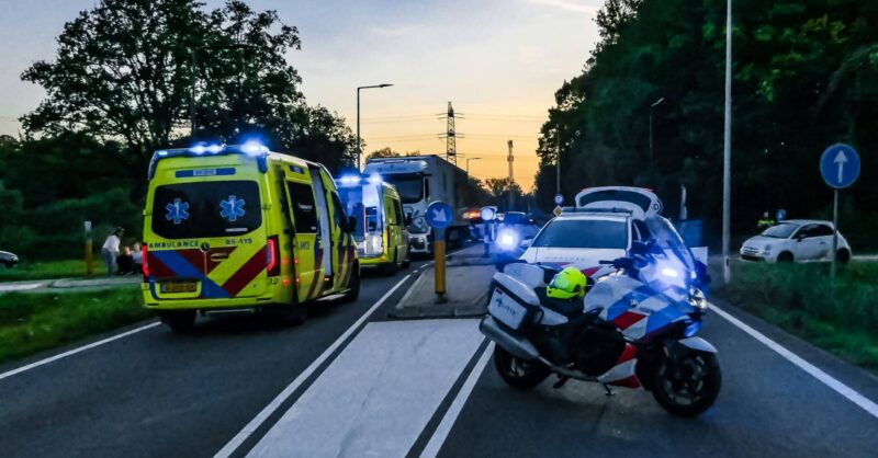 Ernstige aanrijding tussen auto en fietser in Enschede: weg volledig afgesloten