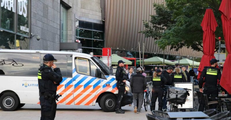 Veel ME in binnenstad Enschede, politie houdt supporters FC Thun bijeen op Wilminkplein