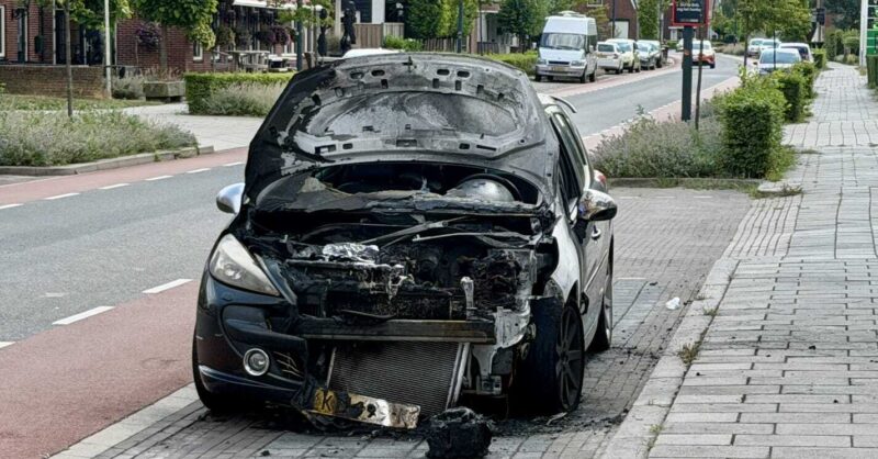 Auto in Wierden brandt volledig uit
