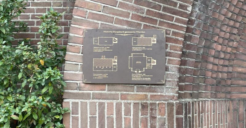 Bronzen plaquette voor vier eeuwen oude Dorpskerk Wierden vermeldt historie kerk