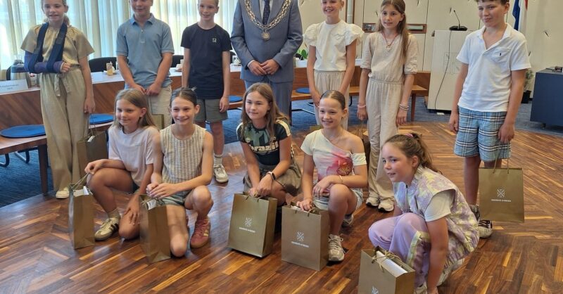 Nieuwe kinderraad Wierden geïnstalleerd: ‘Ook kinderen hebben goede ideeën over hun dorp, school en 