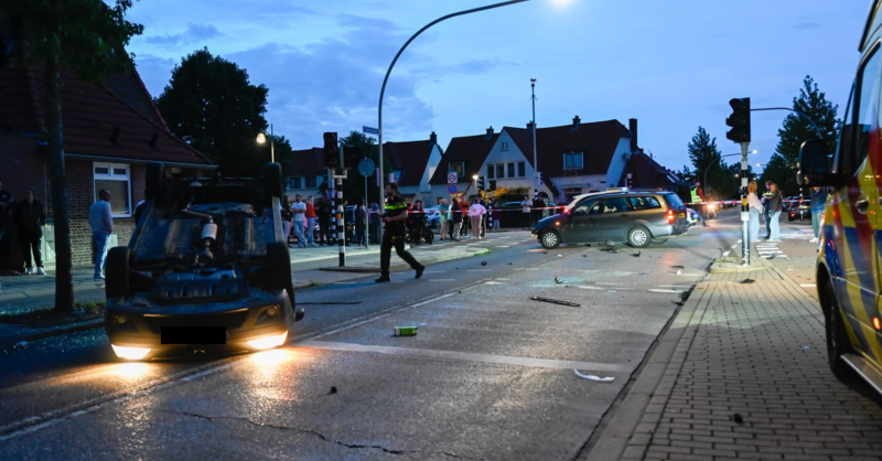 Auto slaat over de kop in Almelo na aanrijding