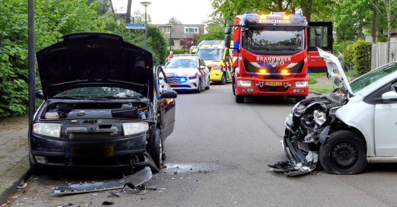 Twee gewonden bij aanrijding op kruising in Enschede