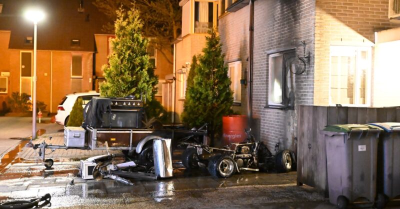 Woning zwaar beschadigd na brand door voertuig in Almelo