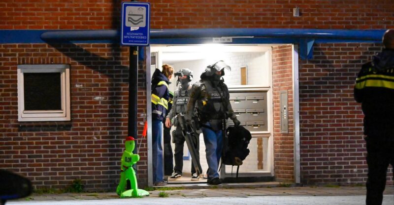 Man in Almelo door arrestatieteam uit zijn woning gehaald