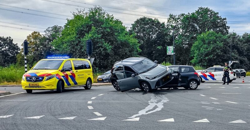 Auto belandt bovenop andere auto na botsing in Enschede