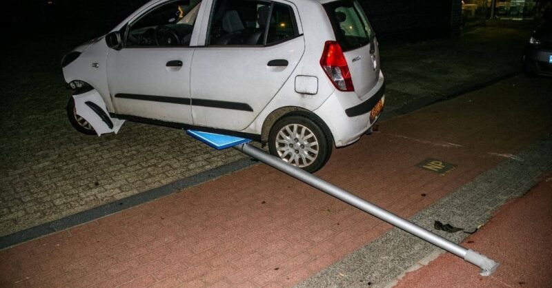 Nachtelijke rit in Almelo met verkeersbord onder de auto; alcohol in het spel