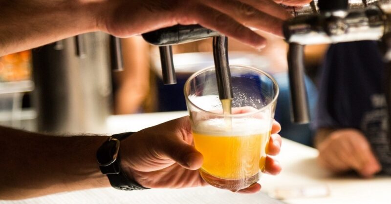 Gemeente Hengelo geeft toe: ‘Wijkcentra hadden geen alcohol mogen schenken’