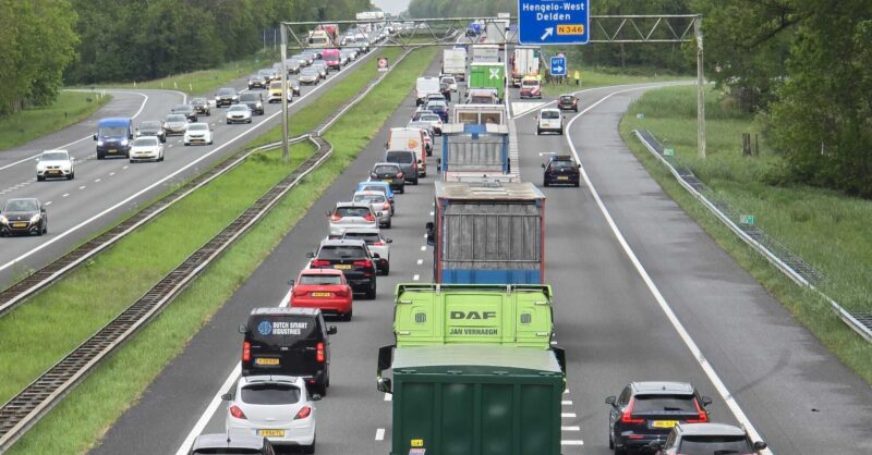 Drukte op A35 bij Hengelo-West door kleine vrachtwagenbrand