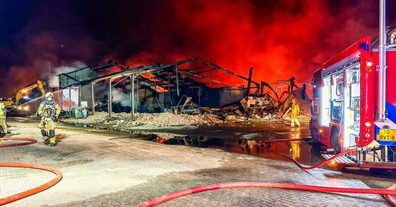 Grote brand in Bruinehaar: Boerderij zwaar getroffen
