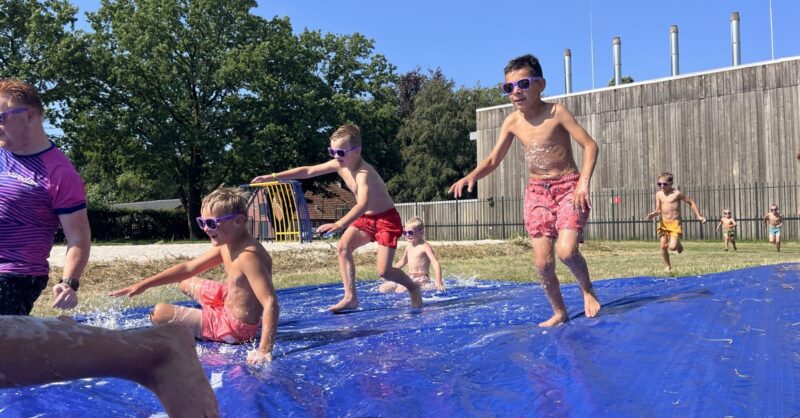 Almelo staat bol van zomeractiviteiten, wethouder juicht het toe: 'Niet iedereen kan op vakantie'