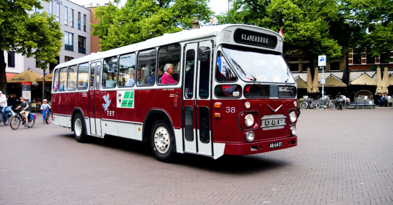 Dwars door de binnenstad: TET-bus brengt historische tramroute in Enschede weer tot leven