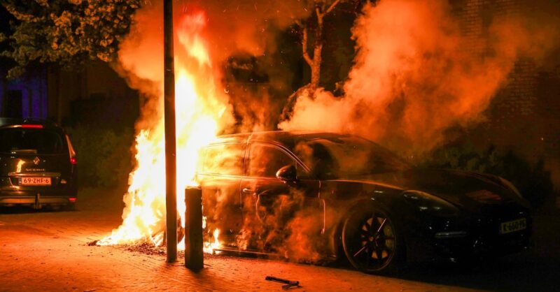 Peperdure Porsche verwoest door autobrand in Enschede