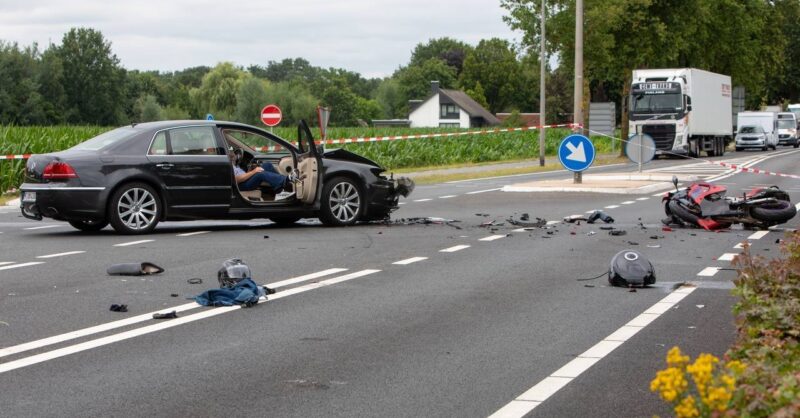 Ongeval tussen motorrijder en automobilist in Denekamp: traumahelikopter ingezet