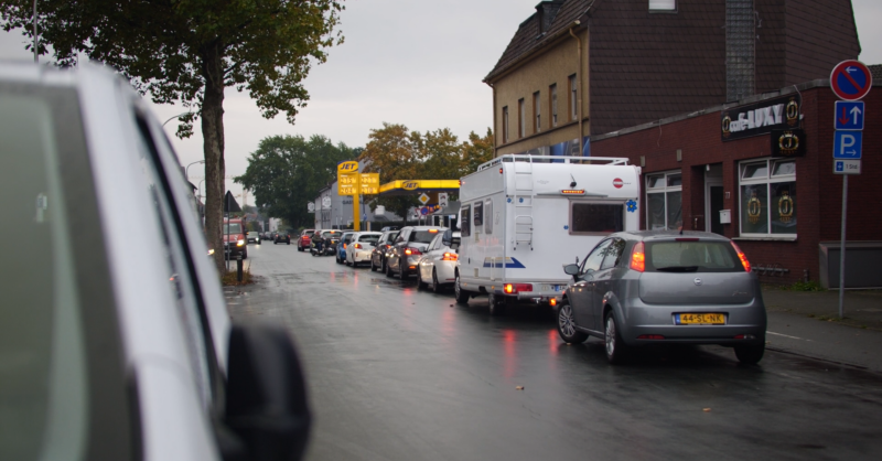 Drukte bij Duitse pomp vlak bij Enschede na verlaging brandstofprijzen