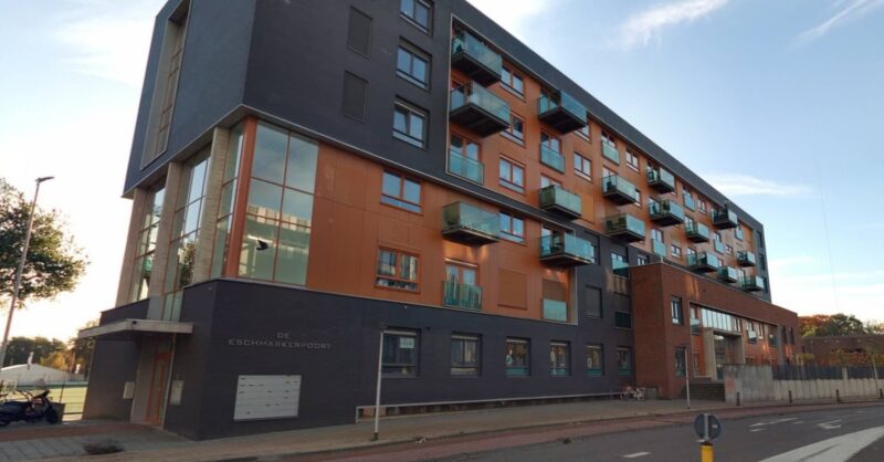 In dit voormalige schoolgebouw in Enschede komen appartementen voor kleine huishoudens