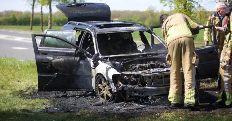 Autobrand bij Fleringen; hond ongedeerd