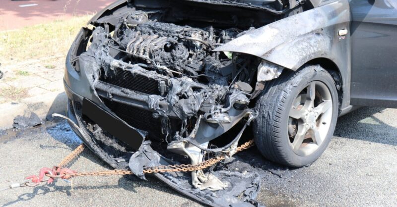 Auto vliegt tijdens rit in brand in Hengelo: inzittenden komen met de schrik vrij