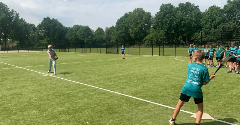 Gloednieuwe buitensportplaats voor De Grundel in Hengelo: 'Super gaaf dat we dit hebben'