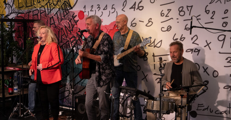 Hengelose band WOW Factor viert 25-jarig jubileum met compilatiealbum op vinyl