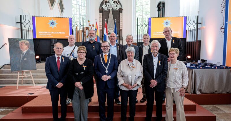 Grote Kerk kleurt oranje tijdens lintjesregen voor dertien Almeloërs: ‘Erkenning vanuit de maatschap