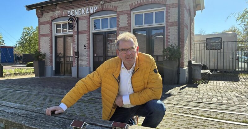 Miniatuur van voormalig stationsgebouw Denekamp wordt gebouwd ter ere van 750-jarig bestaan van het 