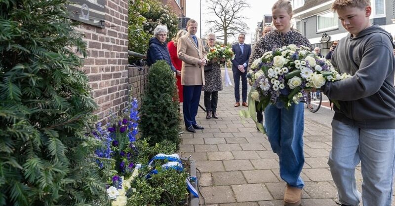 Leerlingen Almelose OBS De Weier leggen bloemen bij plek gesneuvelde Canadezen
