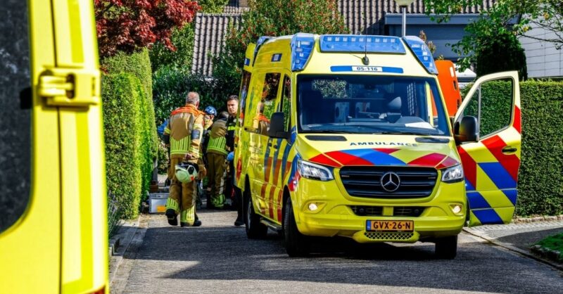 Man komt onder auto terecht in Losser: buurtbewoners schieten te hulp