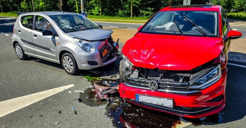 Flinke aanrijding op de N731 bij Losser; persoon naar het ziekenhuis