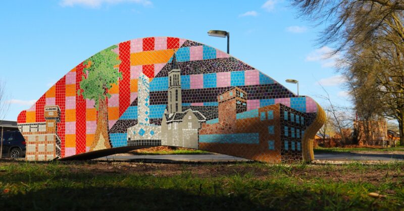 Dit nieuwe mozaïekbankje in Enschede vangt het verhaal van drie wijken