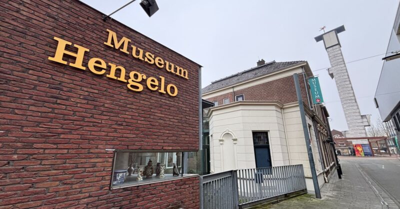 Lintje voor museumvrijwilliger Wil Zwienenberg na jarenlange inzet voor Hengelo's erfgoed