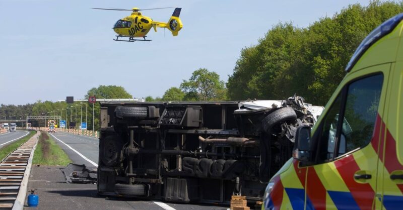 Ongeluk op snelweg A1 bij De Lutte: vrachtwagen op de kant