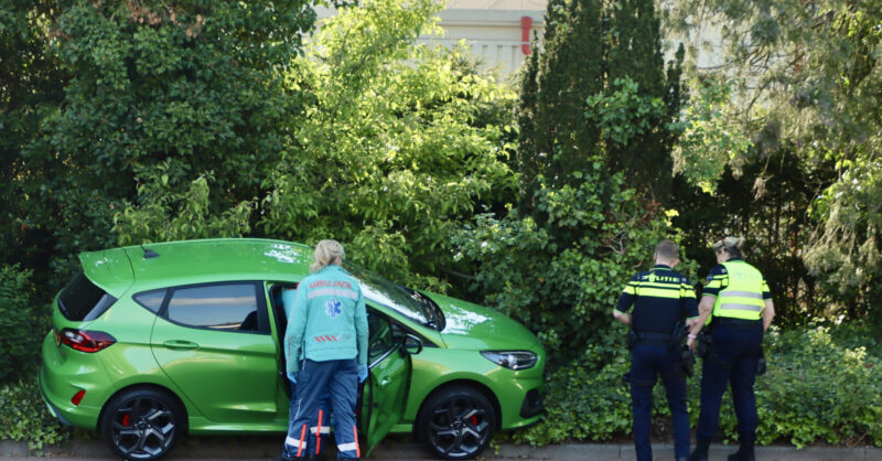 Automobilist belandt met zijn voertuig in de bosjes in Oldenzaal