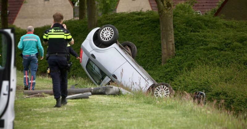 Auto op de kop na crash op Essenlaan in Oldenzaal
