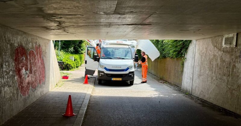 Bakwagen zwaar beschadigd: botsing met fietstunnel Oldenzaal