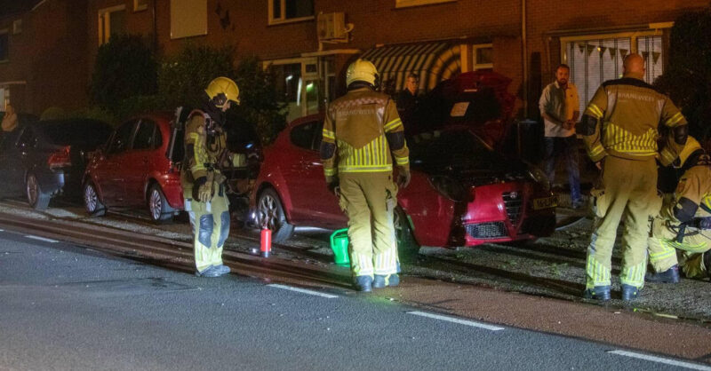 Omstanders blussen autobrand in Oldenzaal; gasbus aangetroffen