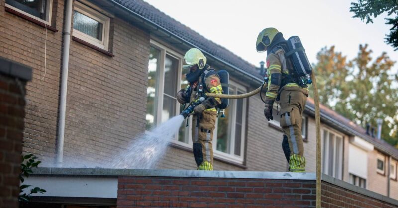 Brandweer blust brand op schuurtje aan Nicolaas Beetslaan in Oldenzaal