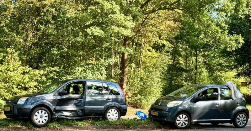 Twee voertuigen zwaar beschadigd bij aanrijding in Oldenzaal