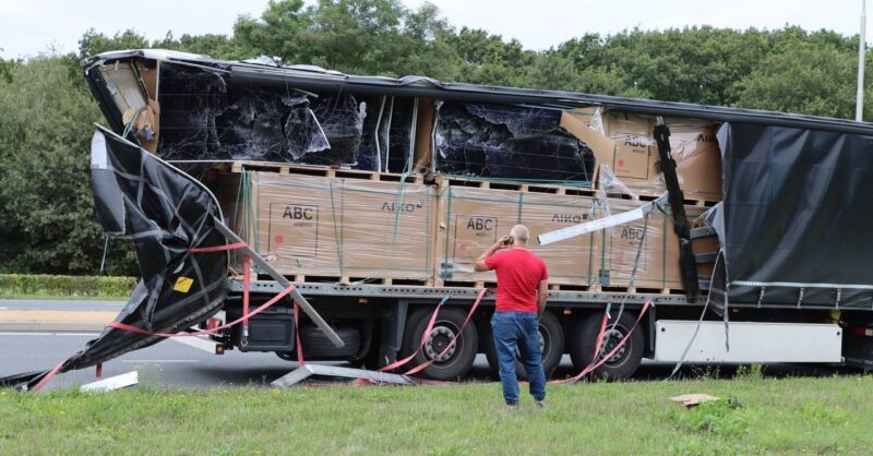 Ongeval Oldenzaal tussen vrachtwagen en bouwkraan: flinke verkeershinder