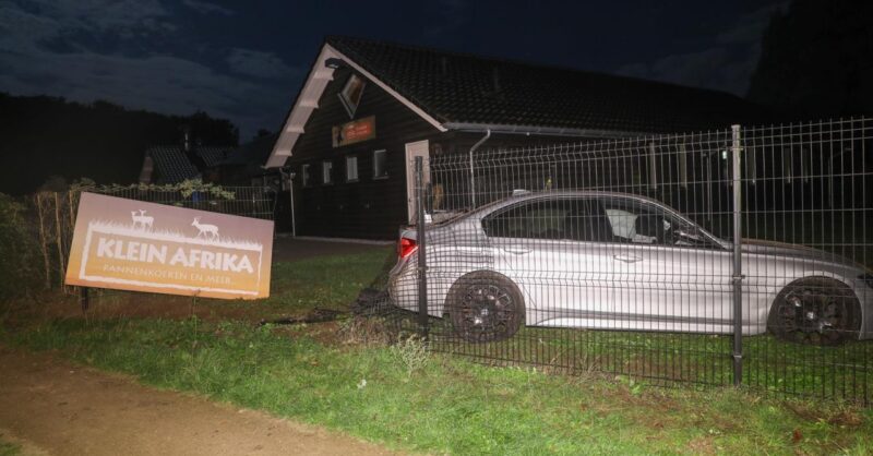 Automobilist rijdt dierenverblijf Oldenzaal binnen: bestuurder meegenomen