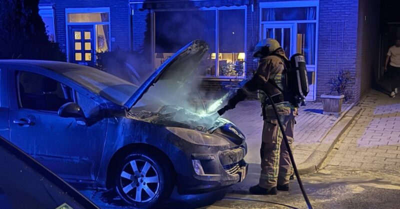Autobrand aan de Van Alphenstraat in Oldenzaal