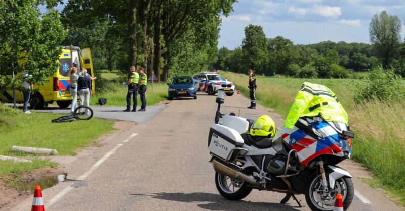 Auto belandt in sloot na aanrijding met fietser in Enschedees buitengebied